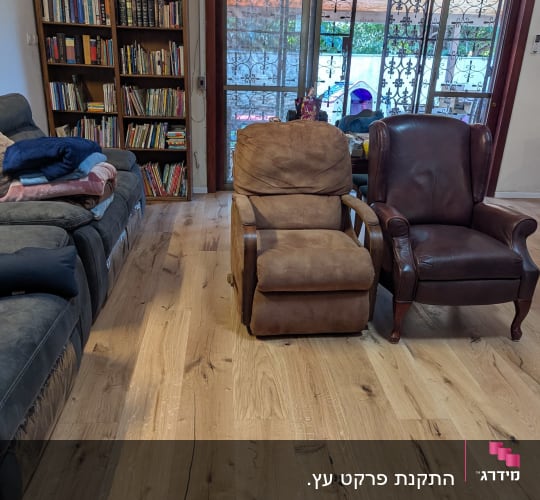 רצפת פרקט עץ בהירה בסלון עם כורסאות